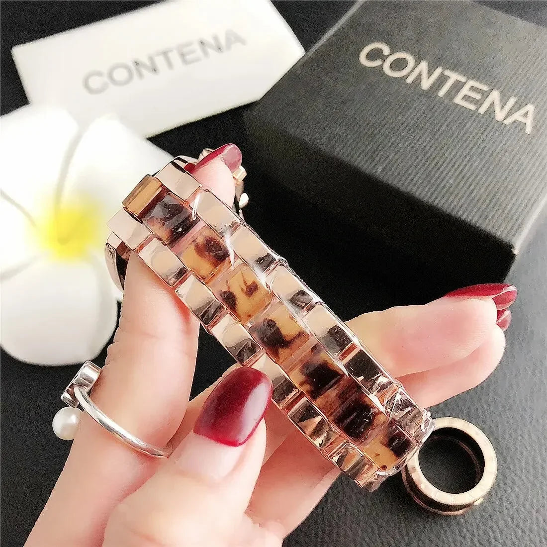 The New Watch Is Made of Ceramic Macaron Adhesive Alloy and Geneva Three Eyed Six Needle Decorative Women's Fashion Quartz